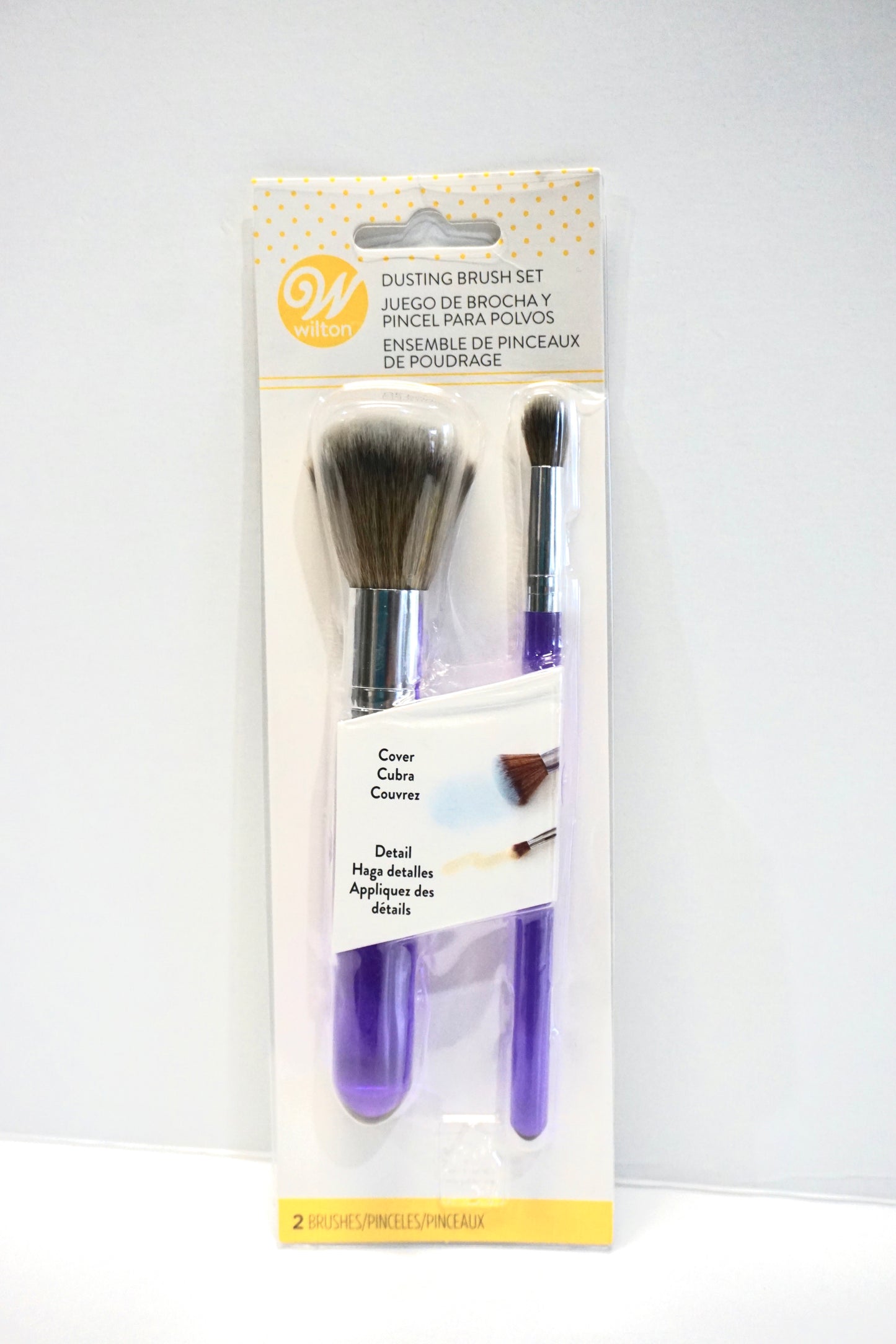 This brush set is perfect to create beautiful and tasty sweet treats! Perfect to use with fondant decorations, chocolate, among other edible products. Dust on glitter, pain on your cakes. Make your cakes stand out and use great quality products such as Wilton products. The perfect brush set for the cake decorator.