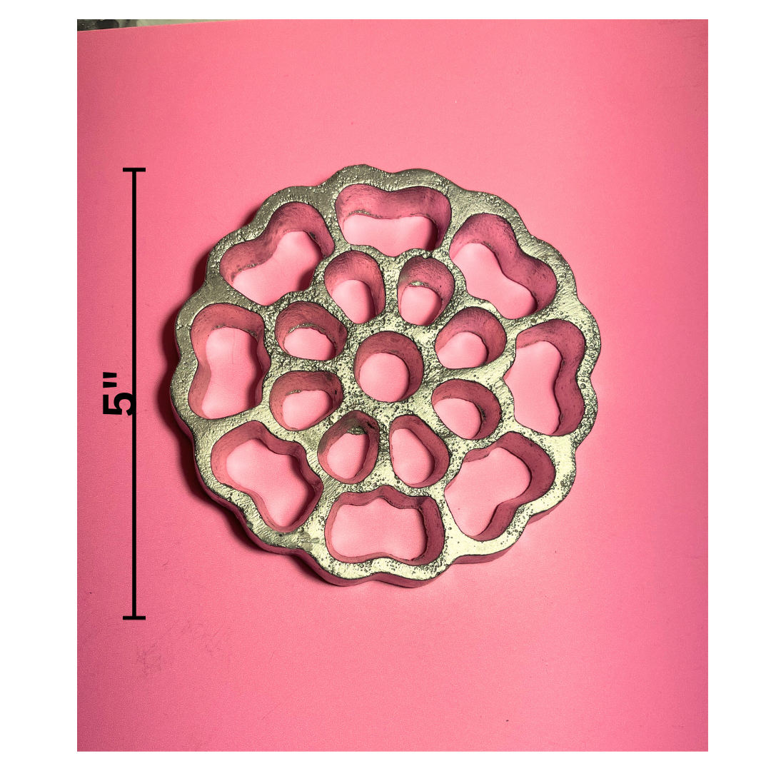 Creating Authentic Mexican Bunuelos with Our High-Quality Molds
Looking to make traditional Mexican bunuelos? Our top-of-the-line molds come in a variety of sizes and shapes to choose from. Each of our molds is interchangeable, meaning you only need one handle to fit all the different shapes. Please note that the bunuelo handle is sold separately.