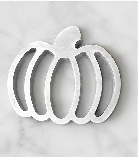 Make festive pumpkin-shaped buñuelos for fall and Halloween! Pumpkin buñuelo mold includes handle and is perfect for parties, festivals and seasonal treats.