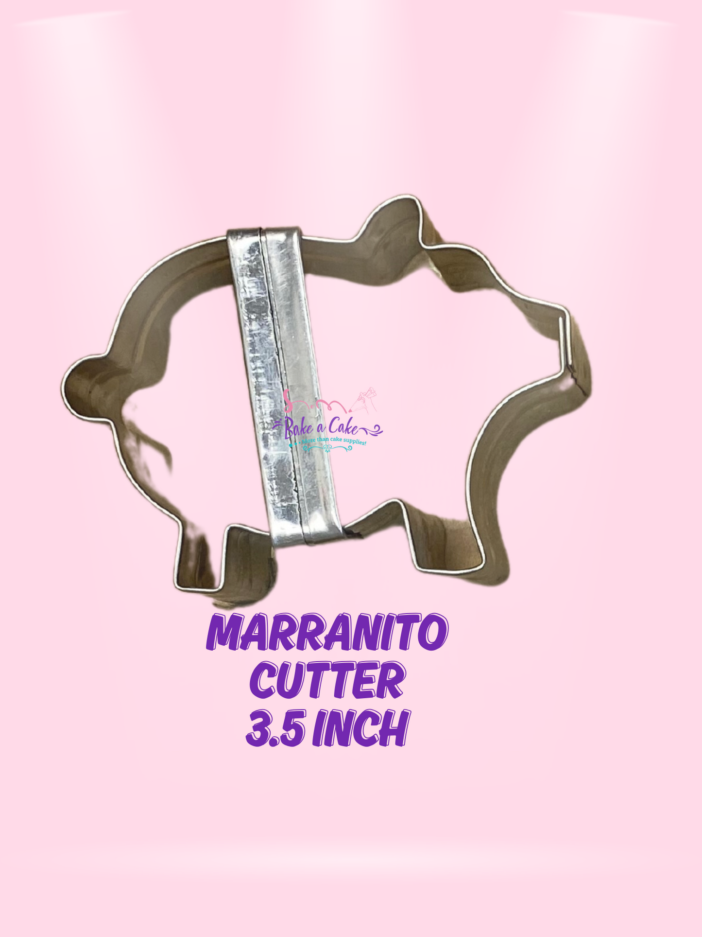 Metallic cookie cutter shaped like a marranito on a pink background with text indicating size and brand.