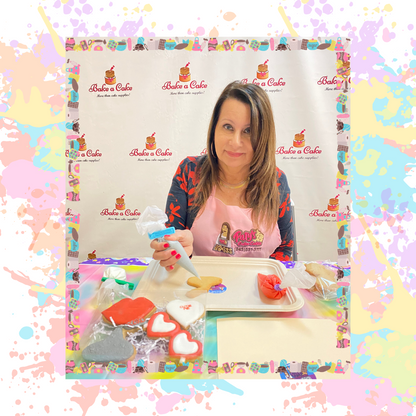 Instructora Pati P. decorando galletas durante su clase para principiantes en Bake A Cake, galardonada en Cookie Con.