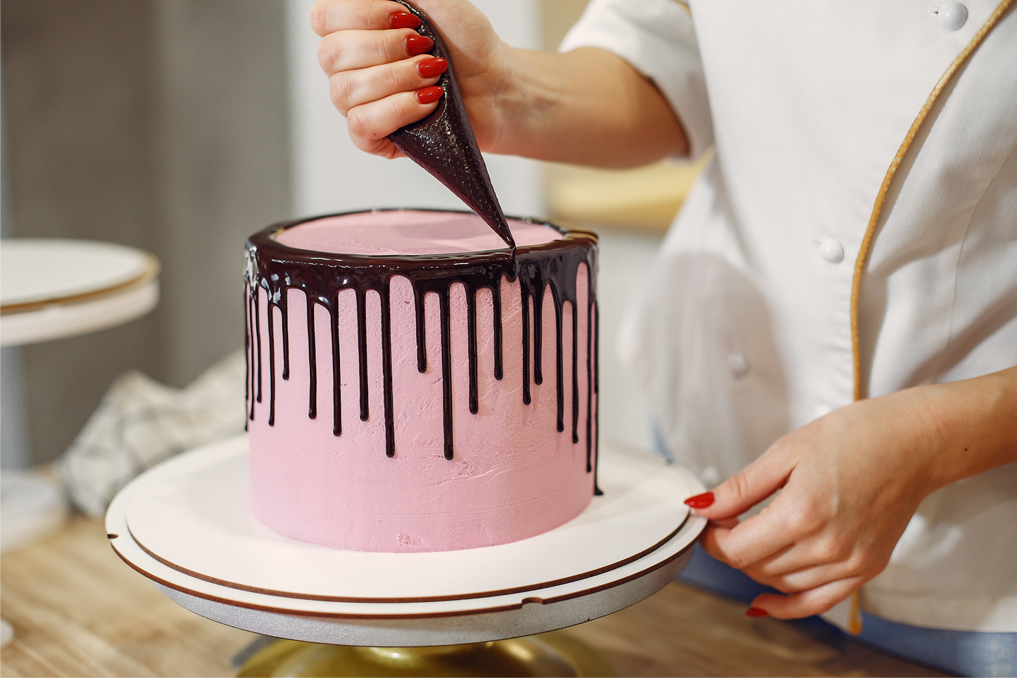 Learn to decorate cakes with ganache in our four-day cake baking and decorating course. Master the technique to achieve a smooth and elegant finish with chocolate ganache. Sign up and take your skills to the next level!