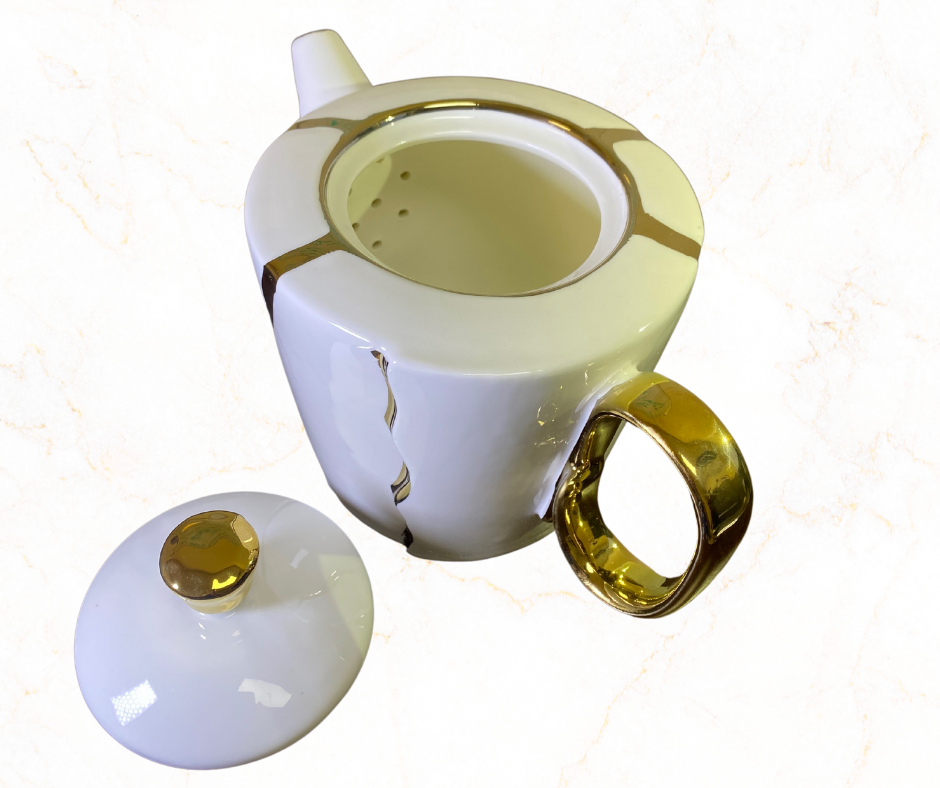 Piccole Ore Teapot with Gold Trim ✨